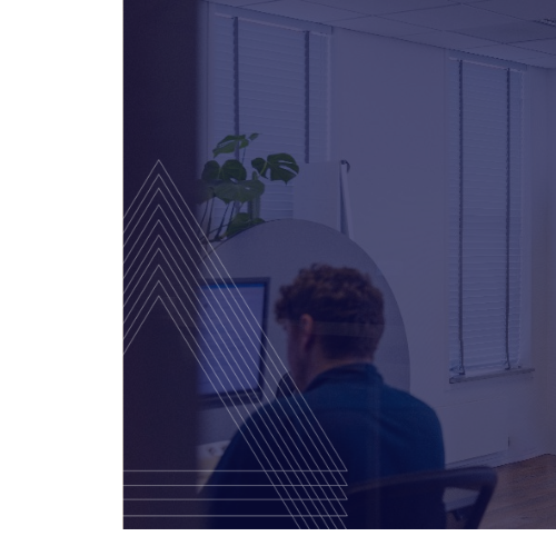 man aan het werk bij XCES voor Managed Services