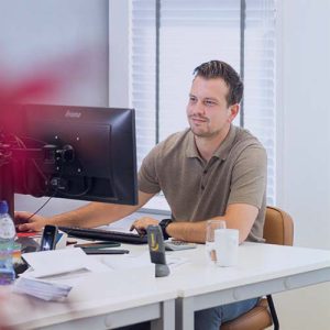 Medewerker aan het werken met Microsoft Azure stack hci Medewerker aan het werken met Microsoft Azure stack hci